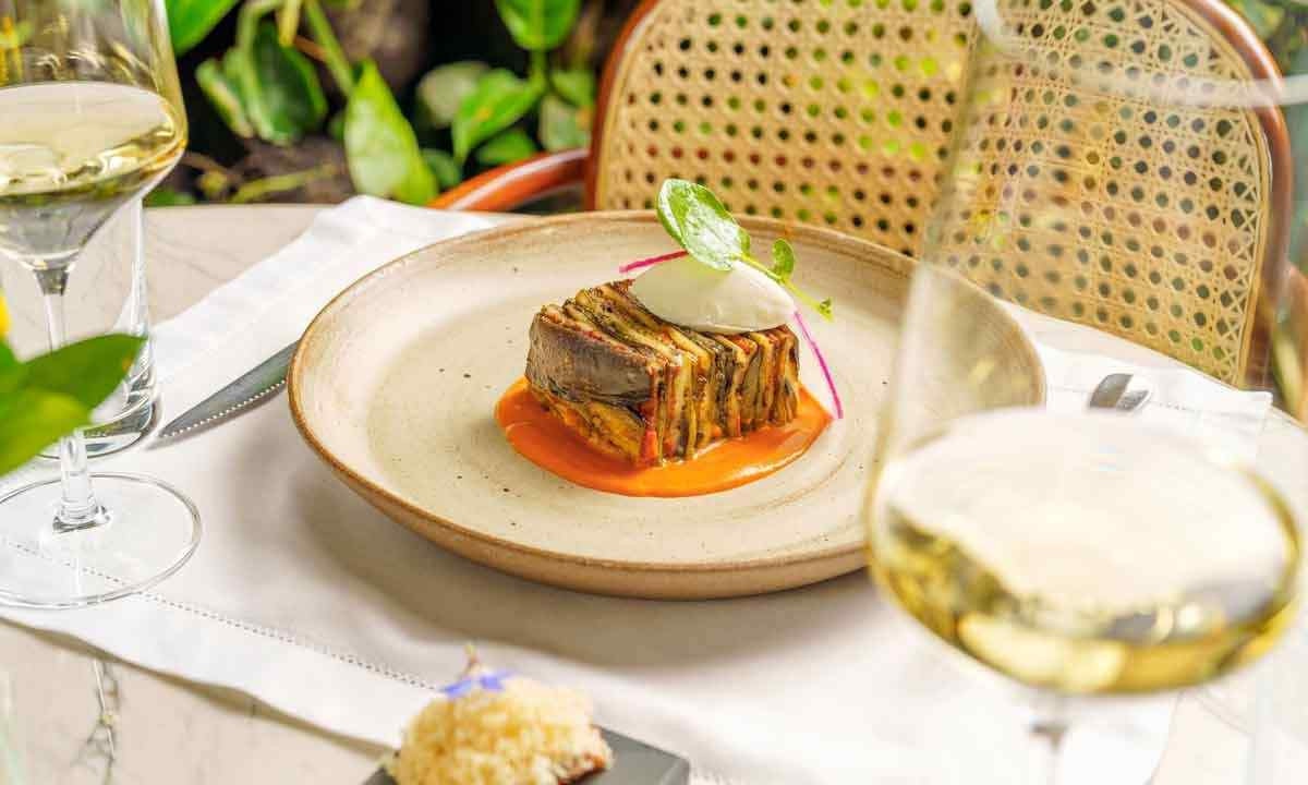 O prato favorito da mãe de Leo Paixão, Patrícia, é a lasanha de berinjela em mil-folhas com queijo stracciatella e molho pomodoro do restaurante Ninita