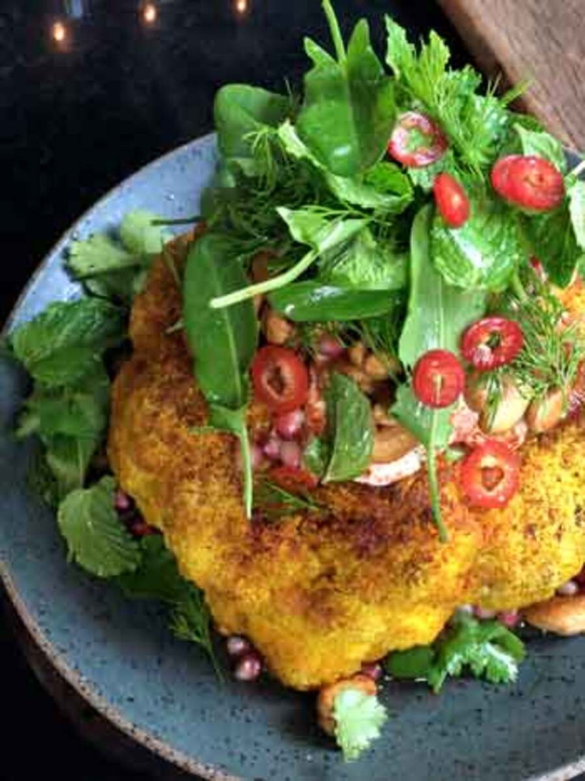 Quando quer agradar a mãe, Maria Alice, o chef do tragaluz serve a couve-flor assada com molho à base de tahine, iogurte, erva fresca,castanha de caju e sementes de romã