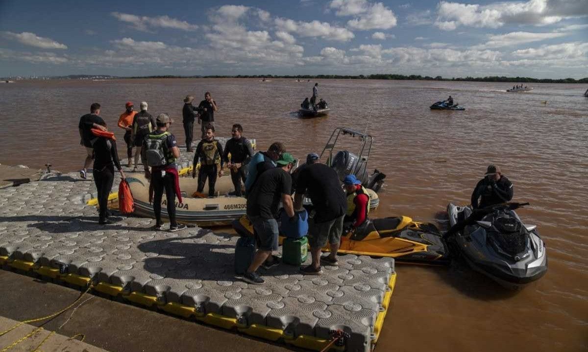 Equipes de resgate voluntárias reabastecem seus barcos e jet skis em um cais improvisado em Porto Alegre
       -  (crédito: Carlos FABAL / AFP  )