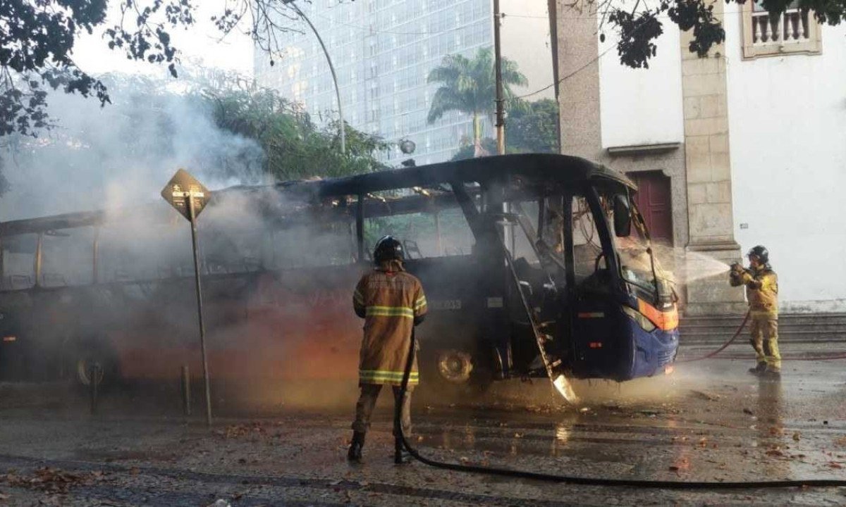 Bombeiros trabalharam no combate ao fogo no ônibus que explodiu no Centro do Rio -  (crédito:  Raphael FIgueira / Super Rádio Tupi)