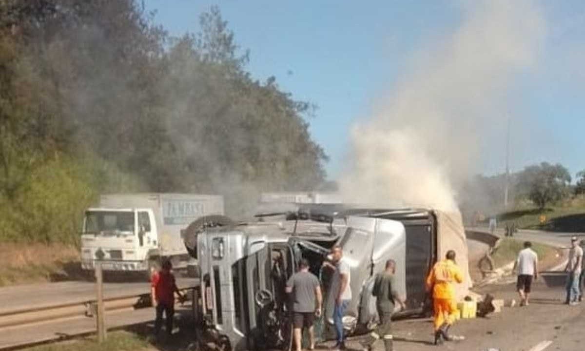 Carreta se incendeia ao tombar com palitos de fósforo na Fernão Dias  -  (crédito: Reprodução/Bombeiros)