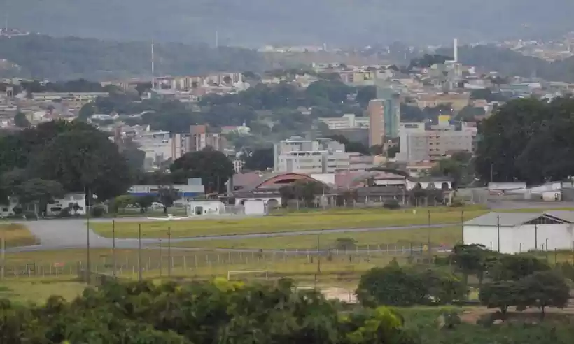 Vista do Aeroporto Carlos Prates, a partir do Bairro Jardim Alvorada -  (crédito: Gladyston Rodrigues/EM/D.A Press)