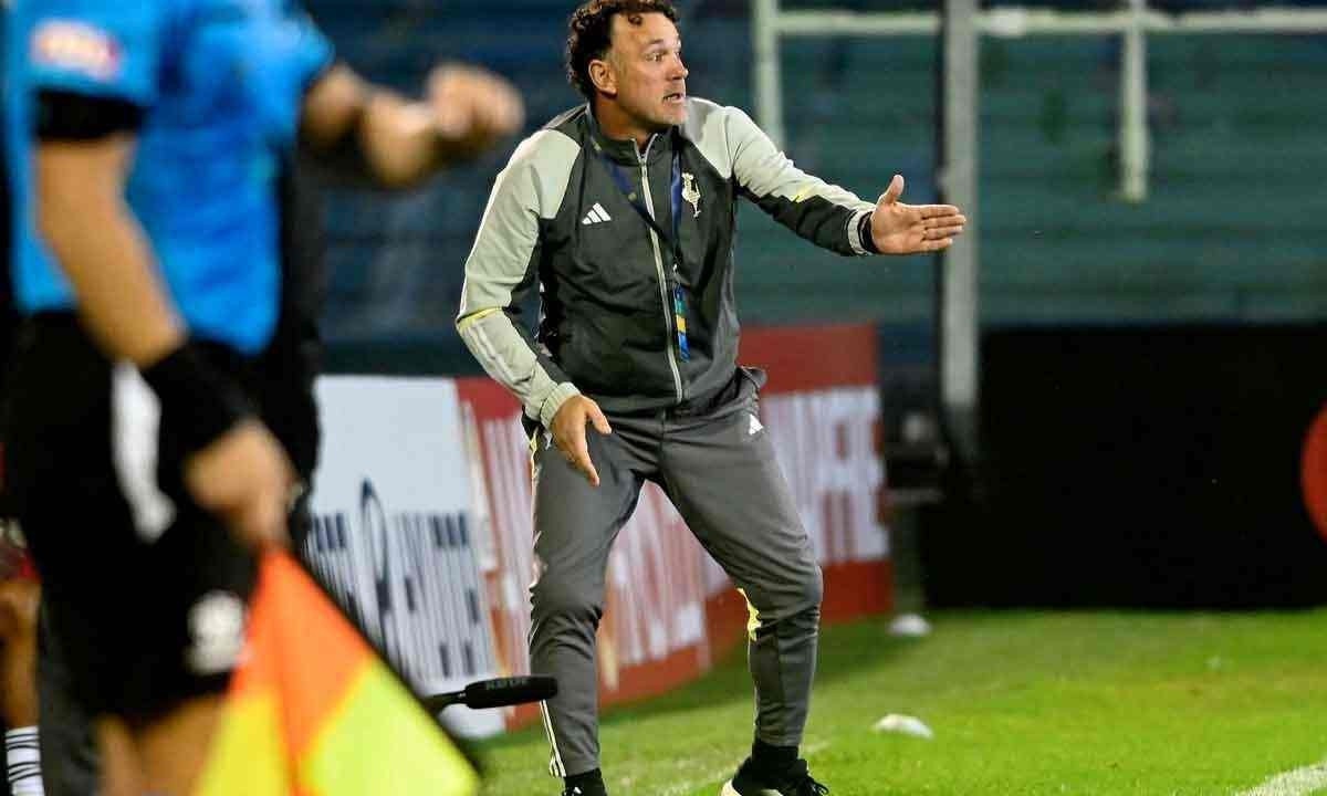 Técnico Gabriel Milito comanda o Galo na vitória por 1 a 0 diante do Rosario Central, na Argentina, pela Copa Libertadores -  (crédito: Marcelo Manera / AFP)