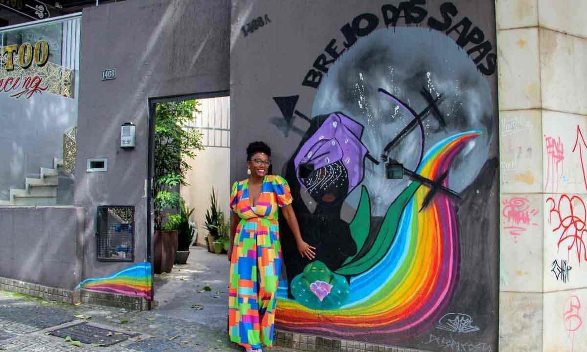 Jozeli Rosa em frente à Brejo, casa criada com o objetivo de ser um espaço para que a população LGBTQIA+ sinta-se segura e acolhida -  (crédito:  Laura Scardua/EM/D.A Press)