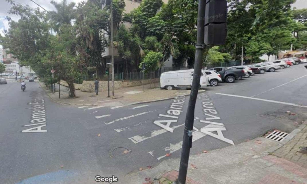 Morador de rua foi assassinado a facadas na Rua Alameda Ezequiel Dias esquina com a Rua Alameda Álvaro Celso, Bairro Santa Efigênia, Região Centro-Sul de BH -  (crédito: Google Street View/Reprodução)