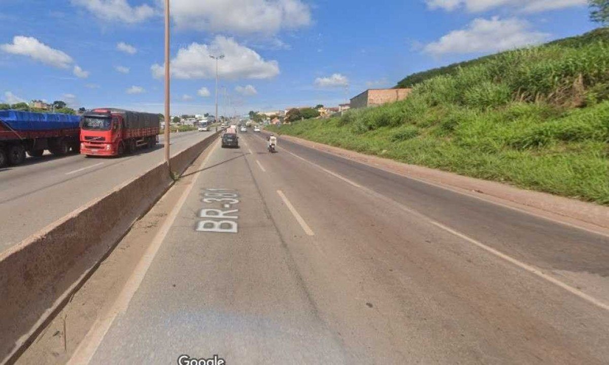Homem foragido da polícia tentou atravessar Anel Rodoviário, mas acabou sendo atingido por uma motocicleta e fraturou a perna -  (crédito: Google Street View/Reprodução)