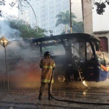 Ônibus explode e pega fogo no Centro do Rio; veja vídeo -  Raphael FIgueira / Super Rádio Tupi