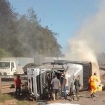 MG: carreta com palitos de fósforo pega fogo ao tombar na Fernão Dias  - Reprodução/Bombeiros