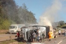MG: carreta com palitos de fósforo pega fogo ao tombar na Fernão Dias 