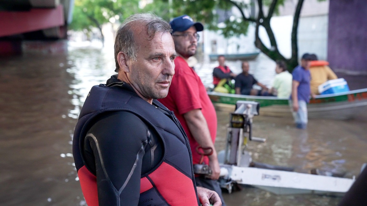 O gaúcho de 59 anos que resgatou 300 pessoas de caiaque - sem saber nadar: ‘Não posso me deprimir diante da tragédia’