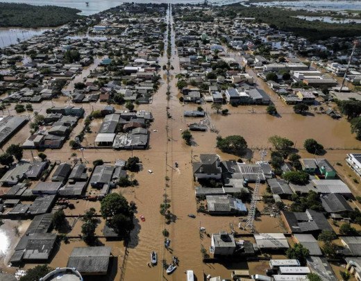 Cidade de Eldorado do Sul, no Rio Grande do Sul: inundações não dão trégua  -  (crédito: Carlos FABAL / AFP)