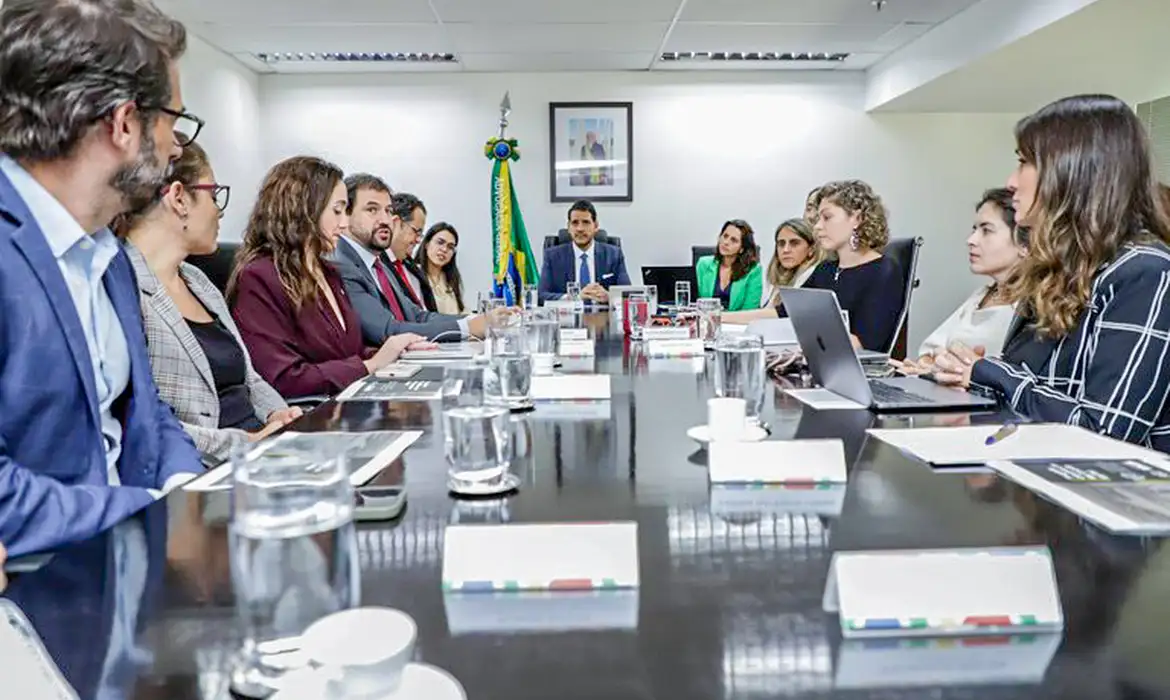 AGU quer acordo com plataformas para combater desinformação sobre RS -  (crédito: EBC)