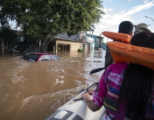 Ao todo, 1.947.372 gaúchos foram afetados pelas fortes chuvas -  (crédito: CARLOS FABAL / AFP)