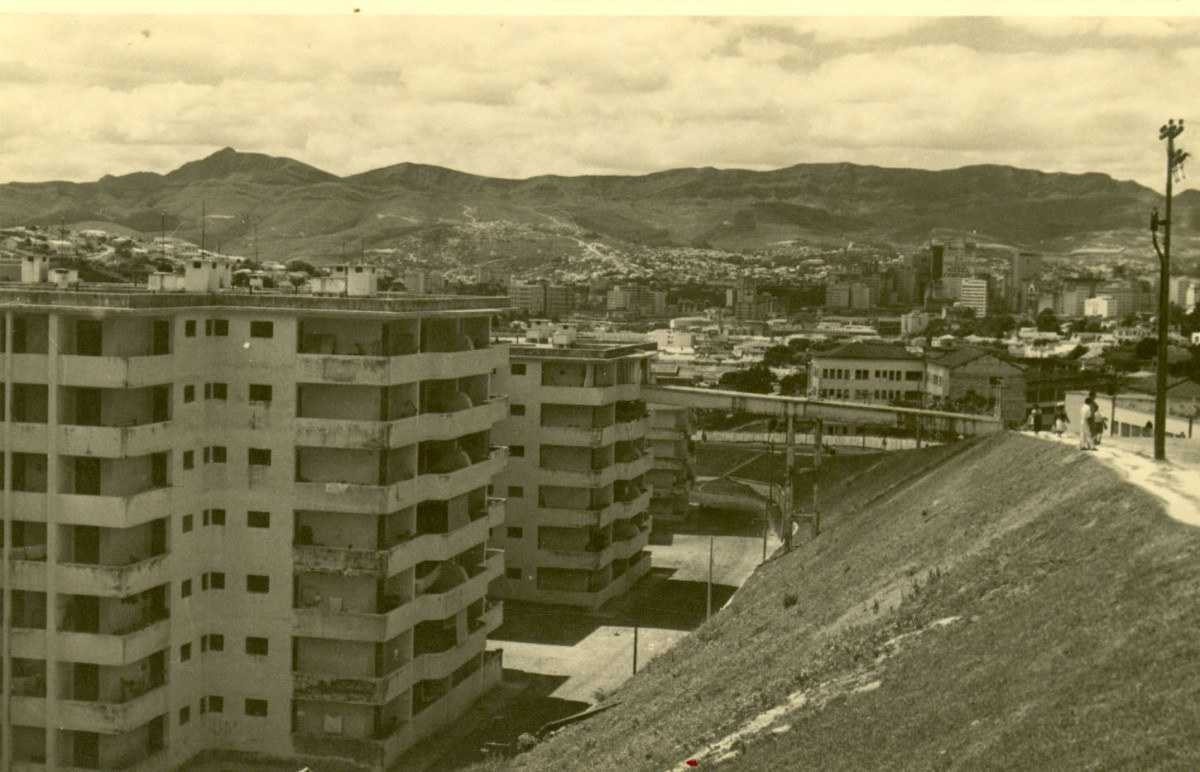 Aspecto parcial dos edificios Sete e Cinco do conjunto IAPI-Eloy Brandao/Arquivo EM - 30/10/74