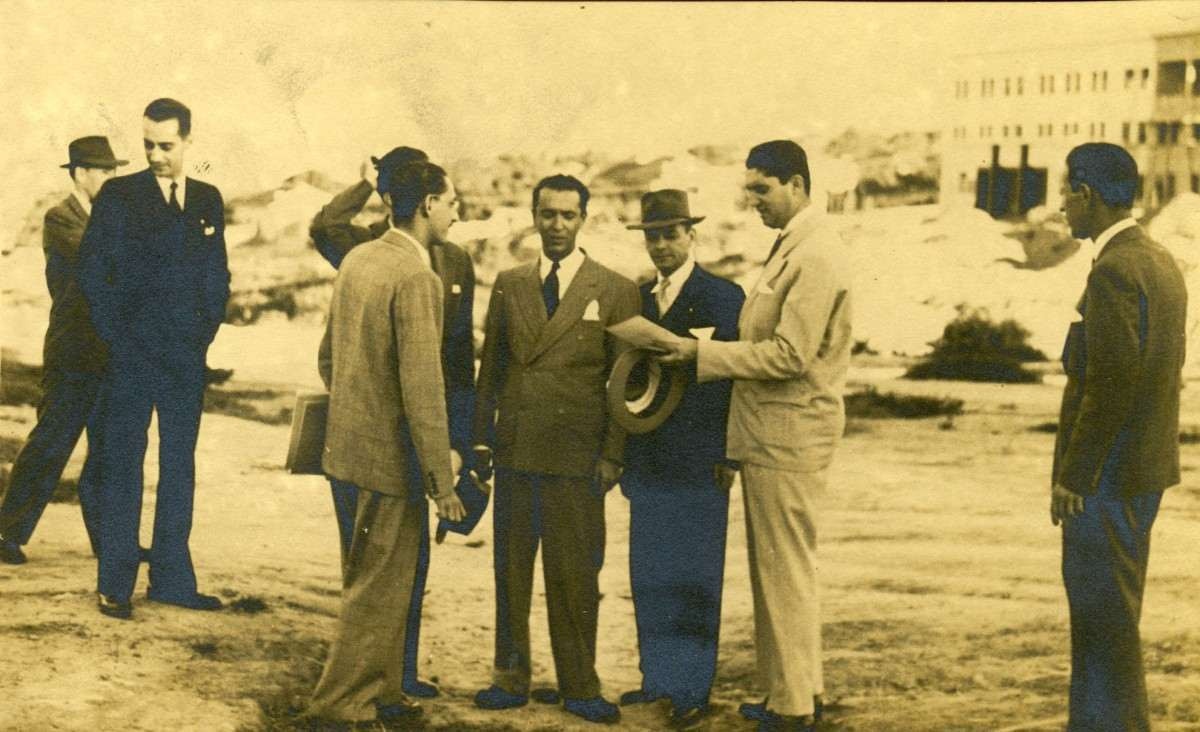 O prefeito de Belo Horizonte, Juscelino Kubitschek, e demais autoridades, no lançamento da pedra fundamental do IAPI, em 13 de maio de 1944-Arquivo EM - 13/5/1944