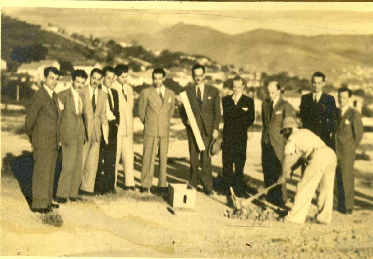Fotos antigas, das décadas de 1940, que mostram a construção do conjunto IAPI, no São Cristóvão