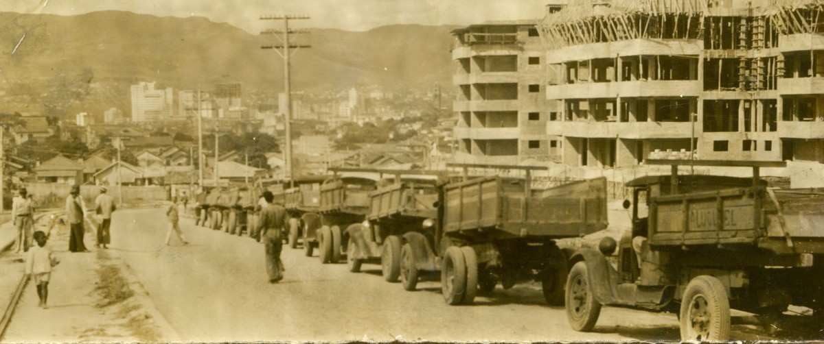 Protesto de caminhoneiros, em 1946, por melhores condições de trabalho contra empreiteira responsável pela terraplanagem do IAPI-Arquivo EM - 30/7/1946