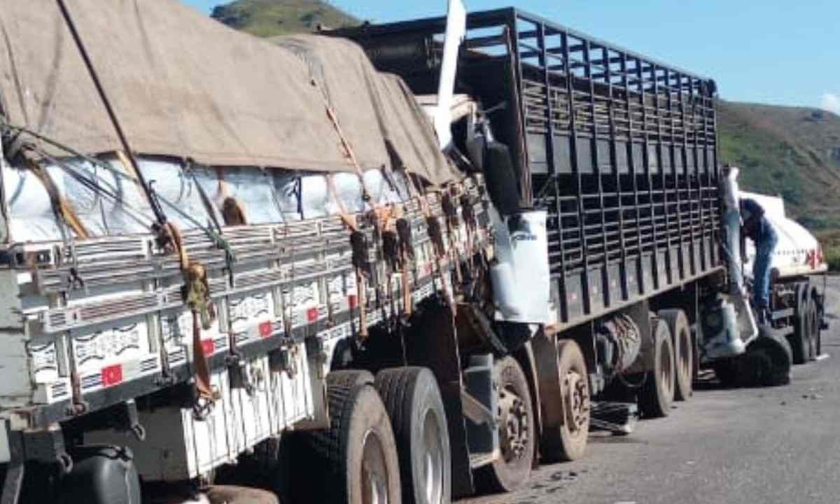 BR-262: engavetamento entre 3 caminhões deixa pelo menos um morto