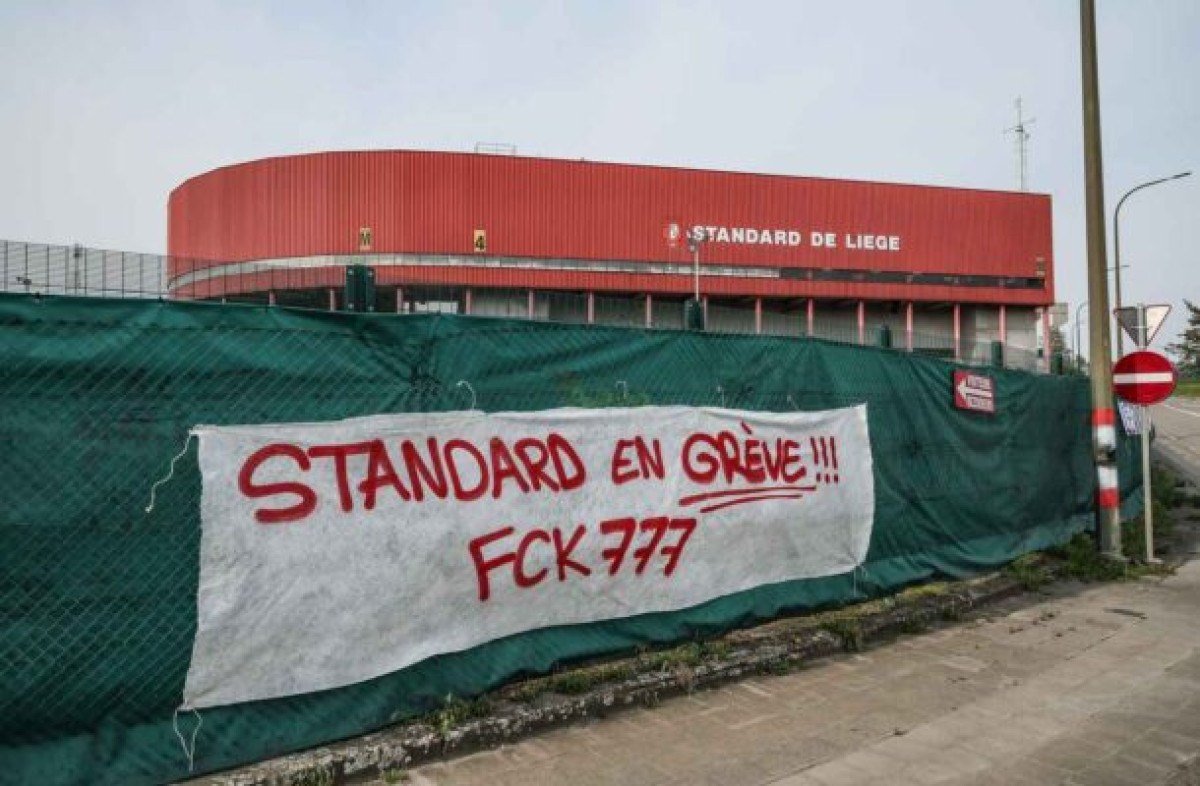 Protesto de torcedores contra a 777 adia partida do Standard Liege, na Bélgica