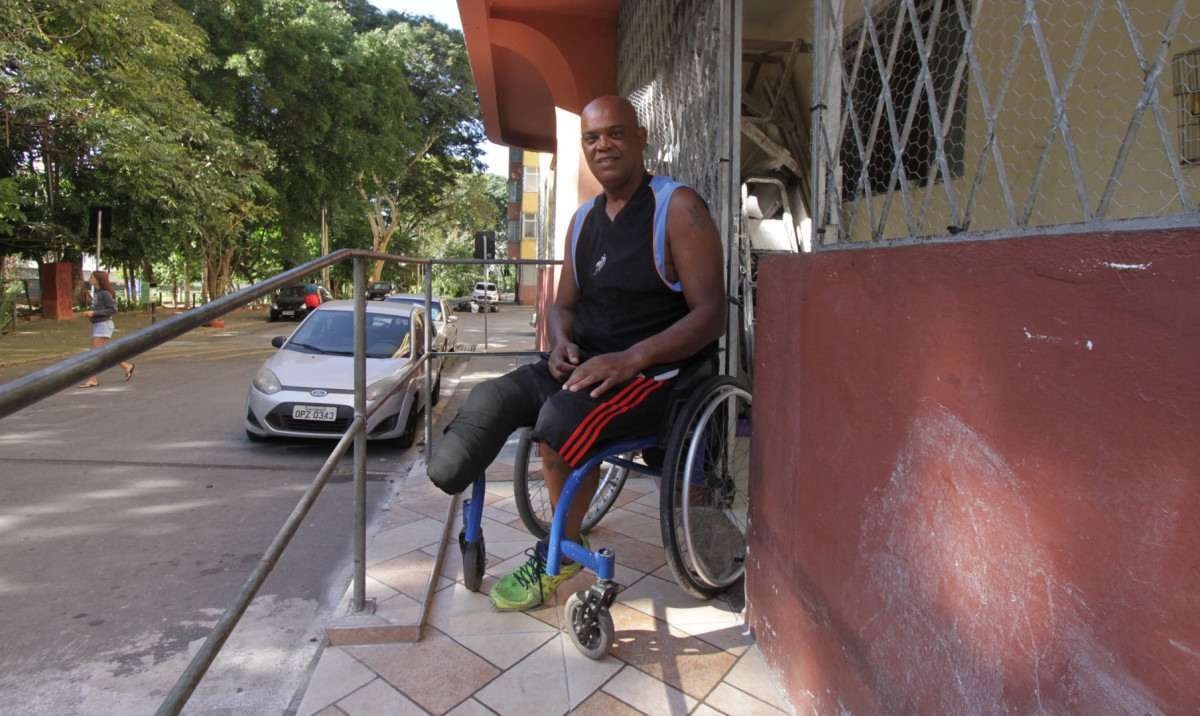Maurício Guedes da Silva, morador do IAPI, construiu rampa para poder entrar e sair do prédio