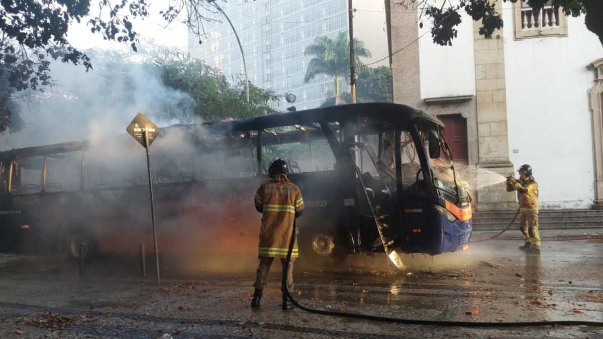 Ônibus explode e pega fogo no Centro do Rio; veja vídeo