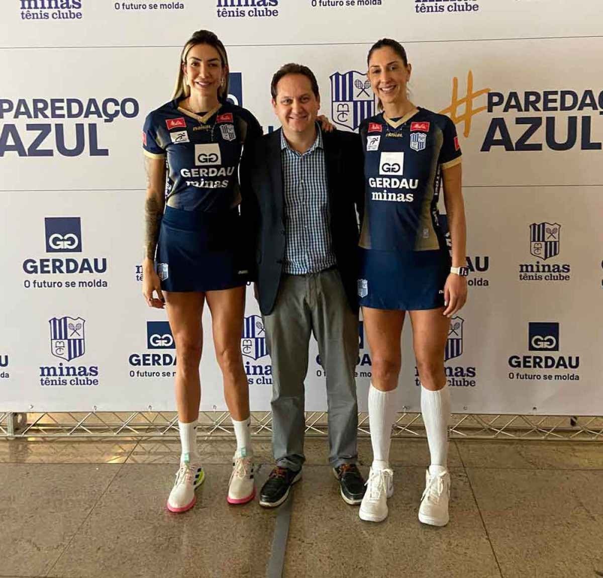 Pedro Torres entre as jogadoras de vôlei do Minas Tênis Clube, modalidade patrocinada pela marca