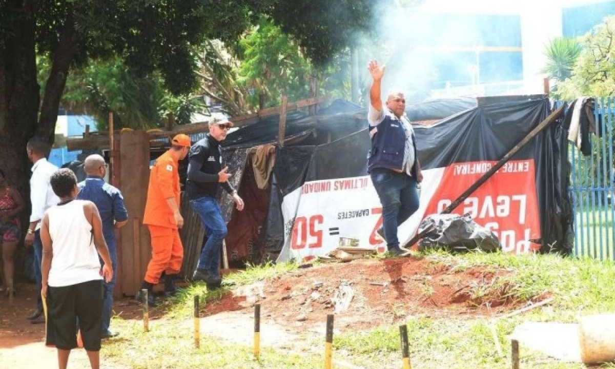 Barracas de famílias em situação de rua no Distrito Federal  -  (crédito: Ed Alves/CB/DA.Press)