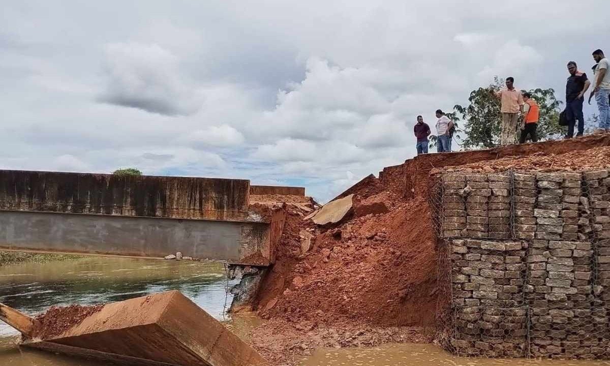 Ponte arrasada em Rio Pardo de Minas, que enfrentou situação de emergência primeiro pela seca, depois pela chuva: propostas de deputados não refletem histórico de dilemas climáticos no estado -  (crédito: Defesa Civil de Rio Pardo de Minas/Divulgação – 12/02/2024)