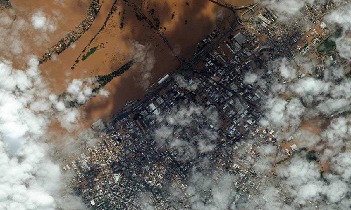 Imagem de satélite mostra Porto Alegre inundada em tragédia que castiga o RS: estado teve apenas uma emenda parlamentar relacionada ao aquecimento e eventos climáticos -  (crédito: Planet Labs PBC/AFP)