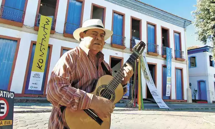 Teo Azevedo em frente ao   Museu  Regional de Montes Claros em julho de 2023, quando completou 80 anos -  (crédito: Luiz Ribeiro EM/DA Press)