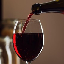 O curioso teste que comprovou com garrafa de vinho que poucos leem o que assinam online - BBC