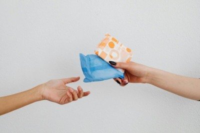 Mulheres tem dificuldade de pedir absorventes íntimos em abrigos no Rio Grande do Sul -  (crédito: Reprodução/ Pexels/ Karolina Grabowska)