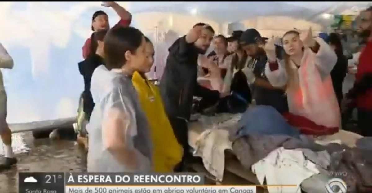 Repórter encerra entrada ao vivo após voluntários gritarem 'Globo lixo'