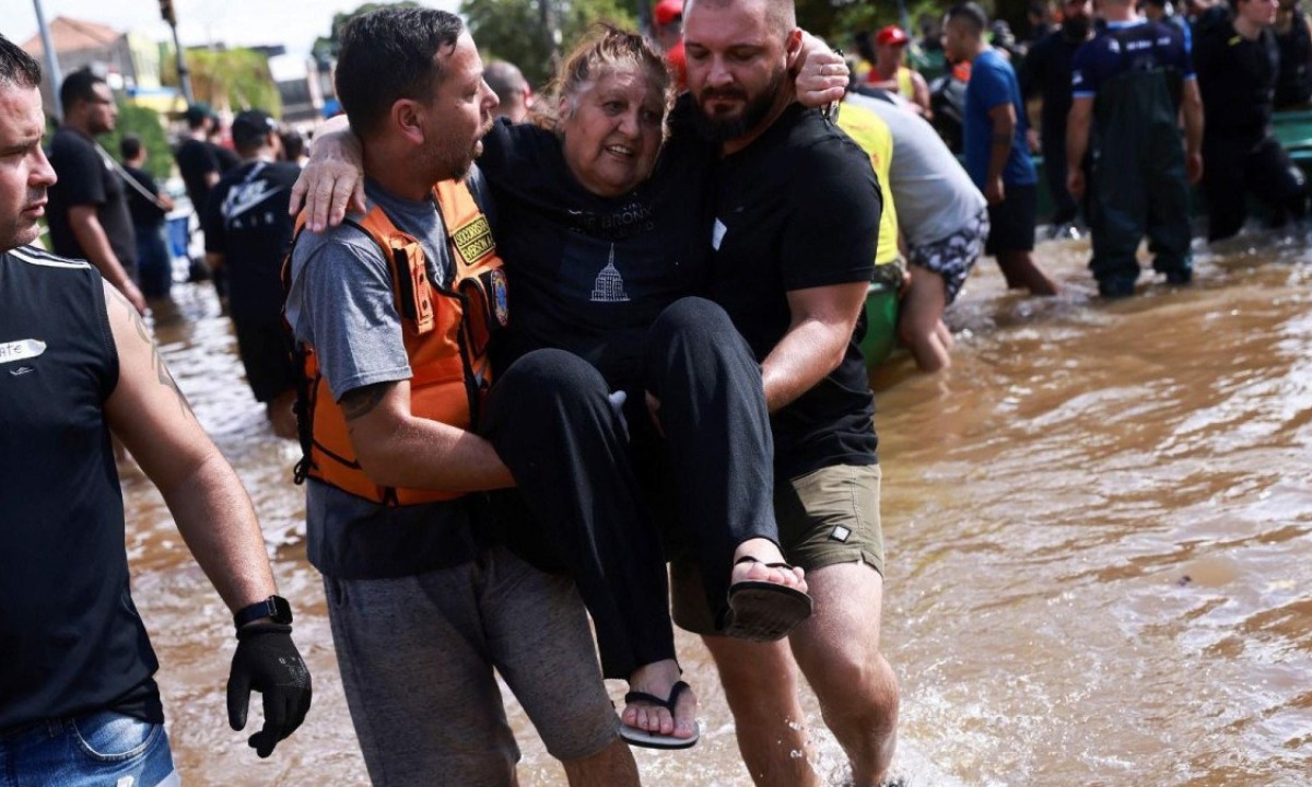 Os patógenos presentes na água podem atravessar a pele e mucosas ou entrar no organismo pela ingestão de líquidos contaminados -  (crédito: Reuters)