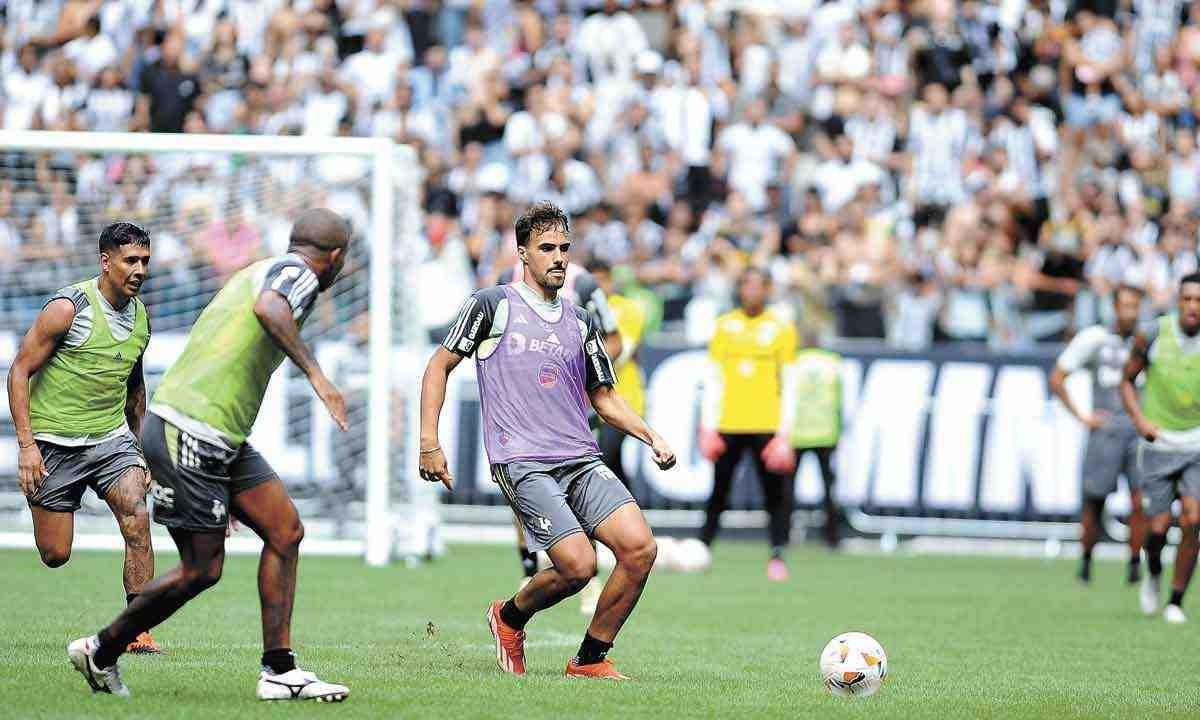 Jogadores do Atlético treinaram sábado na Arena MRV. Os R$ 666 milhões arrecadados, além de alimentos e água, serão revertidos às vítimas da tragédia no Rio Grande do Sul -  (crédito: Alexandre Guzanshe/EM/D.A. Press)