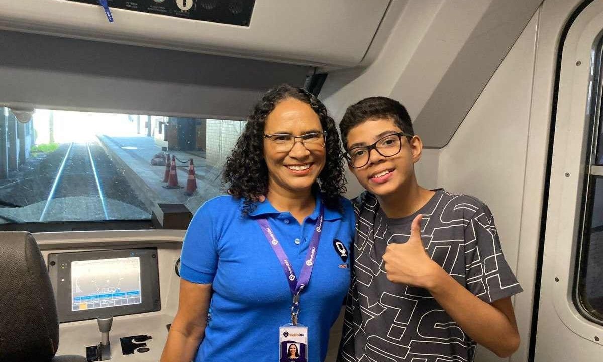 Eni da Silva Coelho, condutora de trem no metrô de Belo Horizonte, passa o Dia das Mães na companhia do filho, Daniel, pela primeira vez na cabine vendo a mãe trabalhar -  (crédito: Metrô BH/Divulgação)