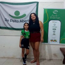 Paixão por esporte muda vida de mãe e filha em projeto social