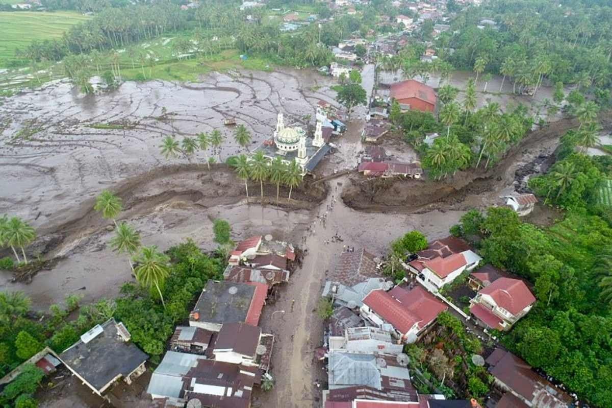  Imagem aérea de região danificada após inundações repentinas e fluxo de lava fria de um vulcão em Tanah Datar, Sumatra Ocidental