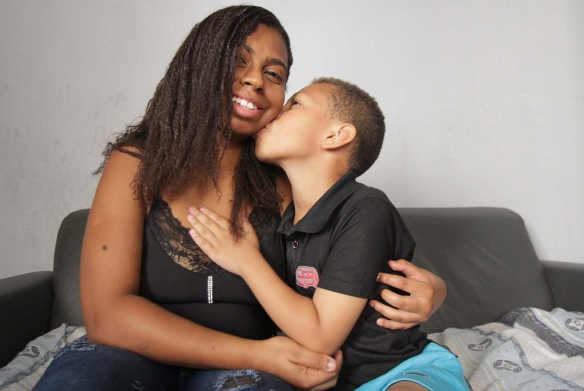 Ketlen Luz é mãe de Bryan Leonardo, de 7 anos, diagnosticado com autismo. Ela não receba ajuda do pai do menino, mas conta com o apoio da mãe e da tia