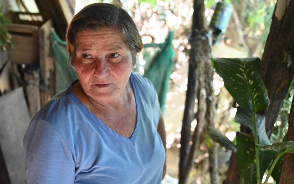 Maria de Fátima Cardoso, moradora do Bairro Pantanal, em Santa Luzia, teme novas enchentes, mas diz não ter para onde ir