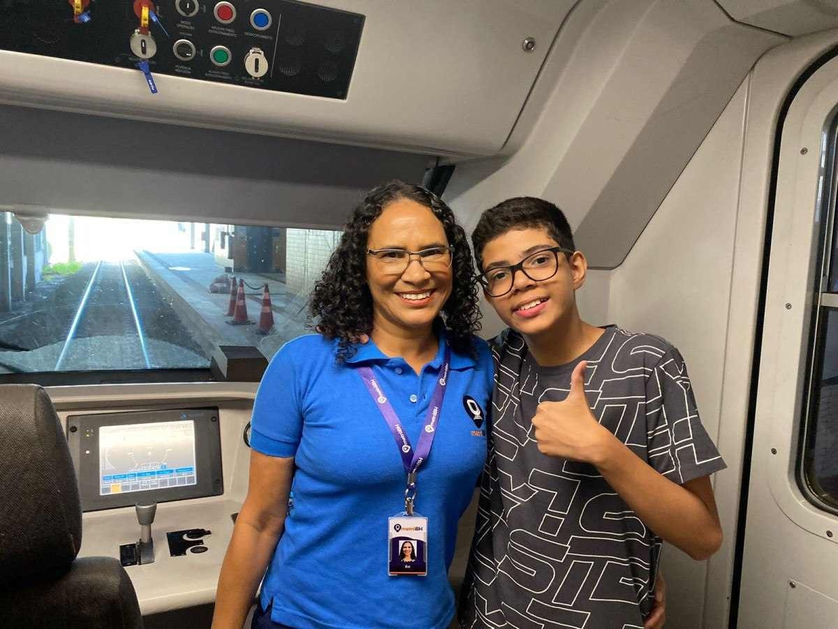 Dia das mães: condutora de trem do Metrô BH faz viagem especial com o filho