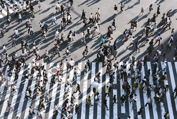 O tempo de travessia para pedestres não é modificado na implantação dos semáfotros inteligentes. O plano é manter a segurança da travessia. -  (crédito: Ryoji Iwata/Divulgaçao Unsplash)