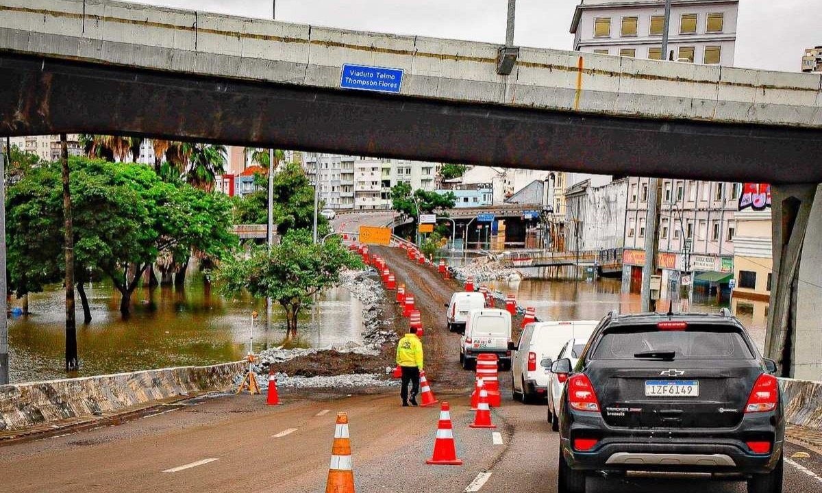 Criado emergencialmente no Centro Histórico de Porto Alegre, o corredor humanitário registrou tráfego grande de veículos -  (crédito: Alex Rocha/PMPA)