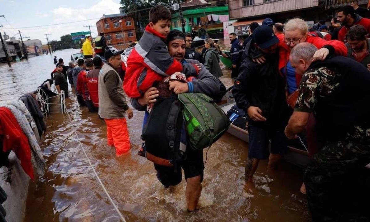 Durante as enchentes, é possível acontecer acidentes como cortes e machucados que podem propiciar a entrada da bactéria causadora do tétano -  (crédito: Getty Images)