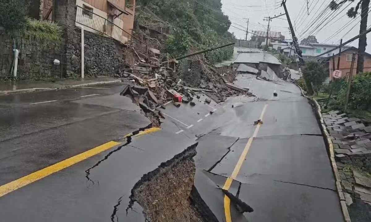 A rua Henrique Bertolucci, no bairro Piratini, em Gramado (RS), desmoronou nesse domingo (12/5) depois de fortes chuvas atingirem a cidade -  (crédito: Reprodução/Redes sociais)