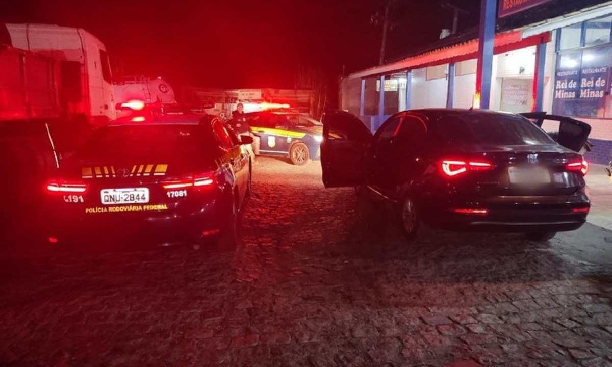 Durante a perseguição, os policiais visualizaram dois objetos sendo jogados para fora do carro, os quais foram idetificados após a apreensão -  (crédito: PRF/Divulgação)