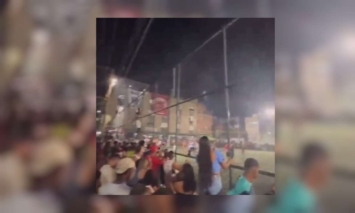 Momento dos tiros em jogo de futebol na Maré, no RJ -  (crédito: Reprodução/Redes sociais)