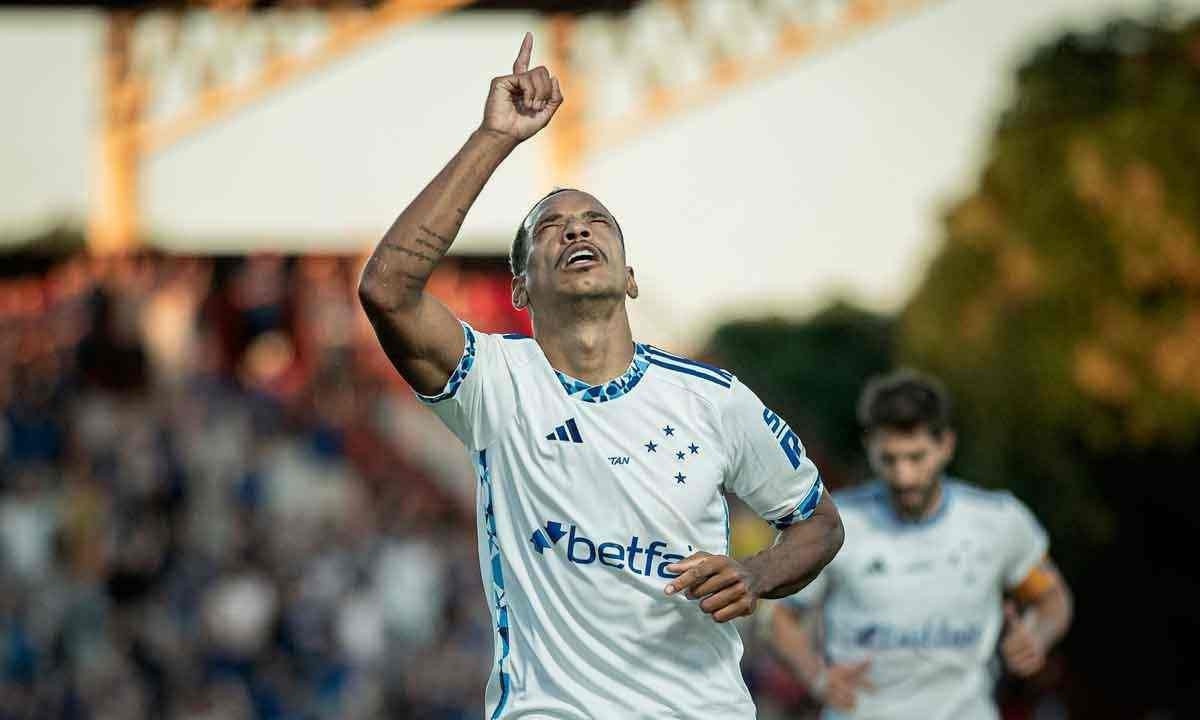 Matheus Pereira comemora o gol que garantiu a vitória por 1 a 0 sobre o Atlético-GO, em Goiânia, pelo Campeonato Brasileiro -  (crédito: Staff Images / Cruzeiro)