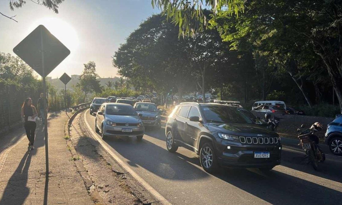 Uma vítima do acidente foi socorrida pelo SAMU -  (crédito: Wellington Barbosa/EM/D.A Press)