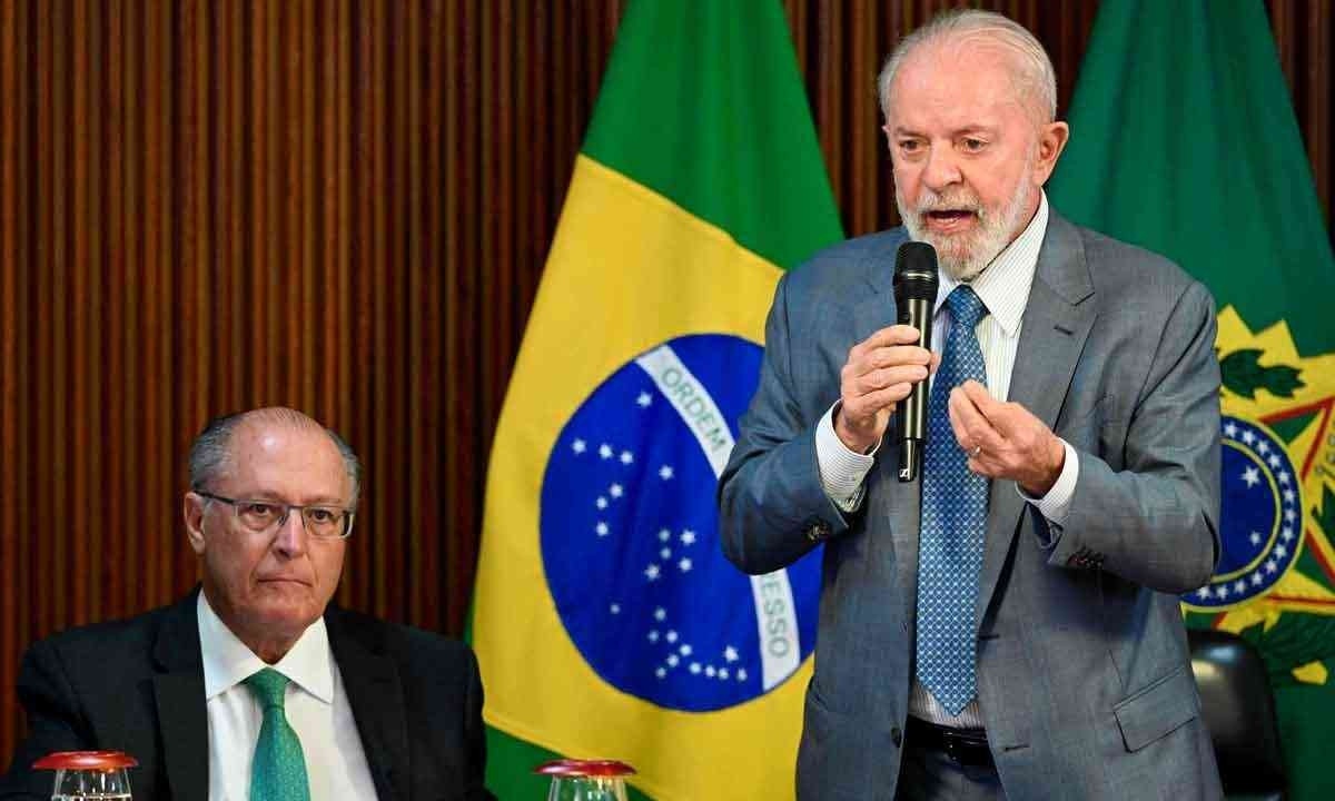 Lula, ao lado de Alckmin, disse que voltará ao Rio Grande do Sul para anunciar novas ações federais -  (crédito: EVARISTO SÁ/AFP)